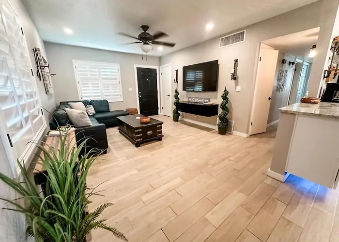 Central, 3 Bedroom 1 Ba, Fenced Yard, Carport, Cozy Сasa de vacaciones *