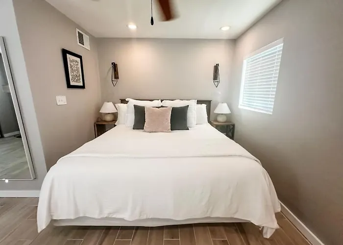 Central, 3 Bedroom 1 Ba, Fenced Yard, Carport, Cozy Сasa de vacaciones *