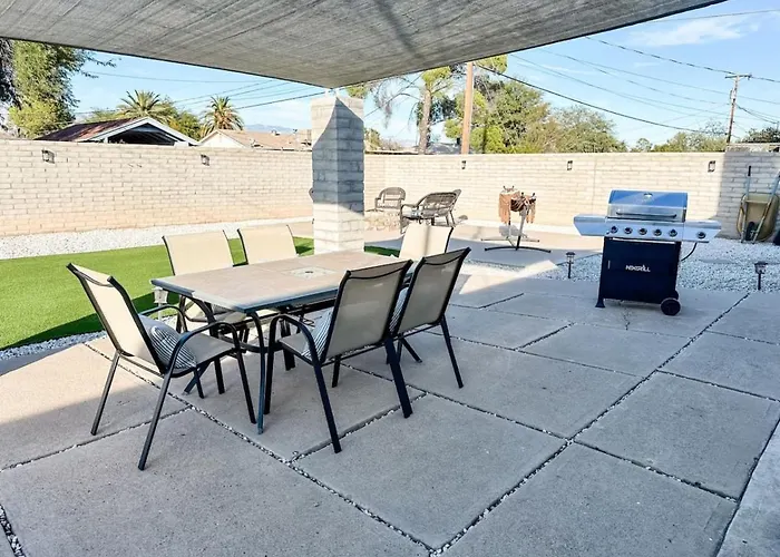 Сasa de vacaciones Central, 3 Bedroom 1 Ba, Fenced Yard, Carport, Cozy *