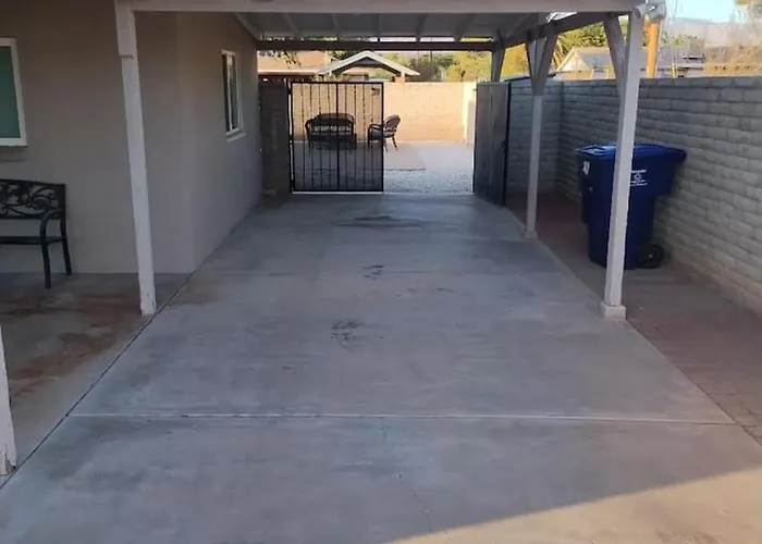 Сasa de vacaciones Central, 3 Bedroom 1 Ba, Fenced Yard, Carport, Cozy *